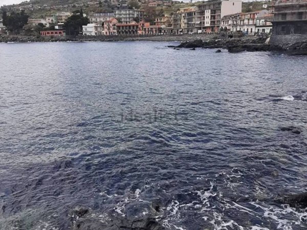 negozio in vendita ad Acireale in zona Santa Caterina