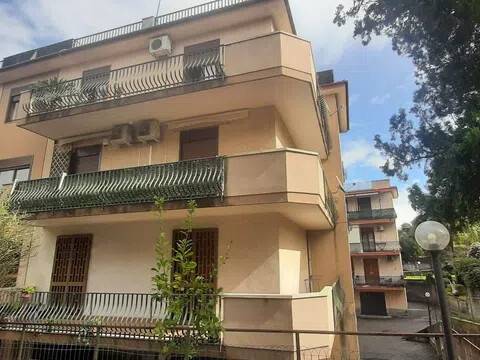 appartamento in vendita ad Acireale in zona Pennisi