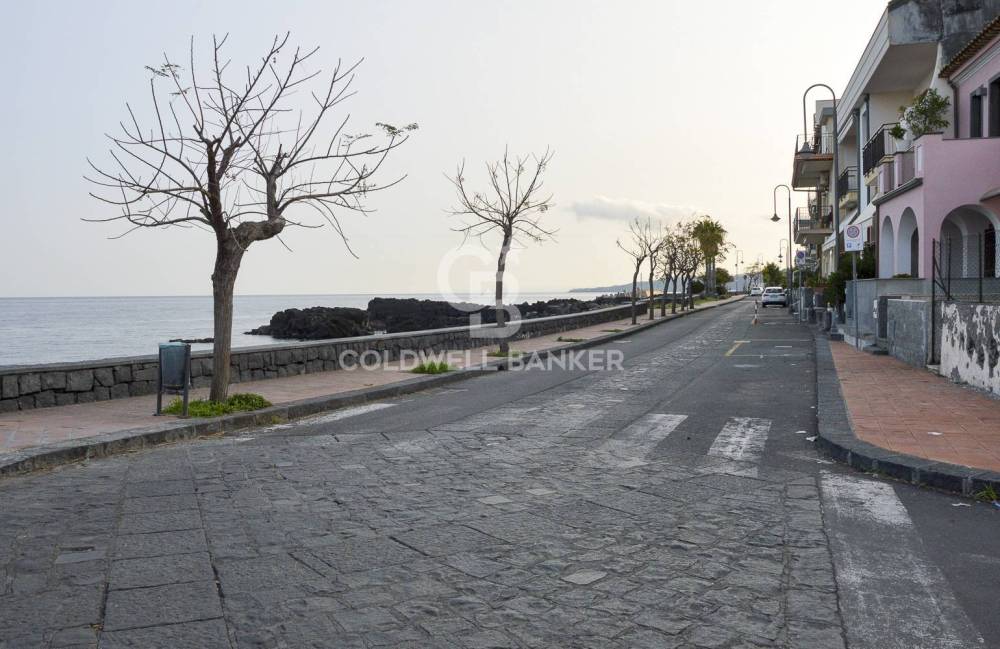 appartamento in vendita ad Acireale in zona Stazzo