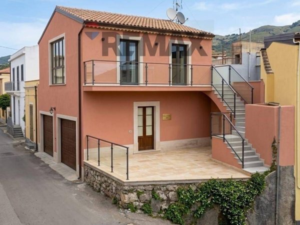 casa indipendente in vendita ad Acireale in zona Pennisi
