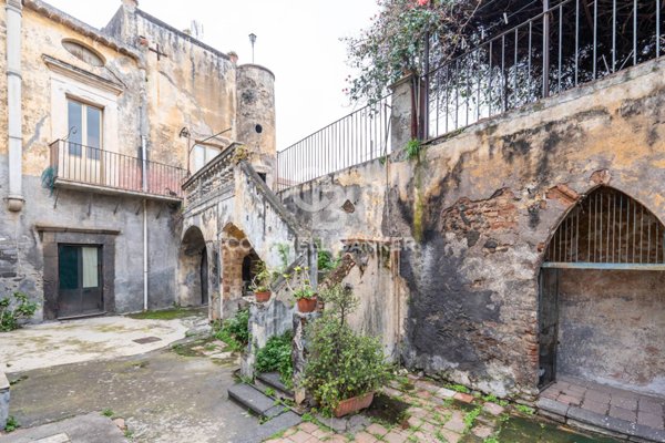 casa indipendente in vendita ad Acireale in zona Centro Storico