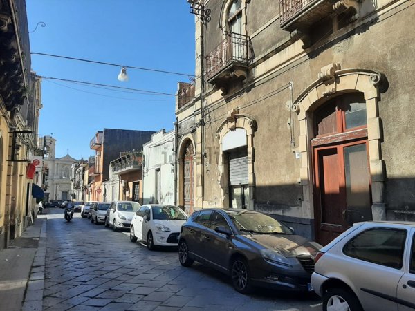 locale commerciale in vendita ad Acireale in zona Aci Platani