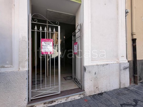 negozio in vendita ad Acireale