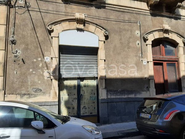 negozio in vendita ad Acireale in zona Aci Platani