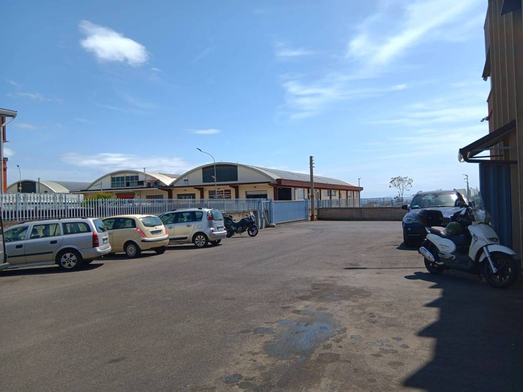 locale commerciale in vendita ad Acireale in zona Santa Caterina