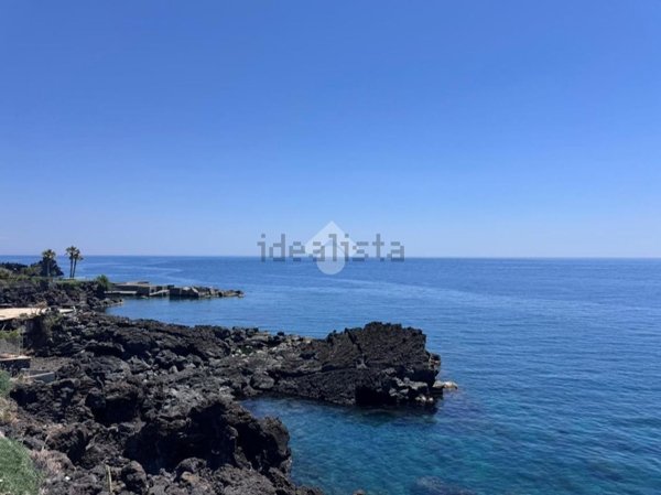 esavano in vendita ad Acireale in zona Santa Tecla