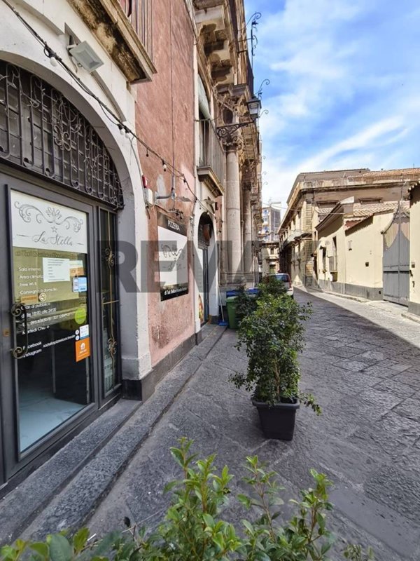 locale commerciale in vendita ad Acireale in zona Centro Storico