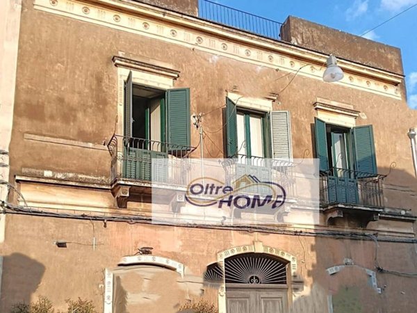 intera palazzina in vendita ad Acireale in zona Centro Storico