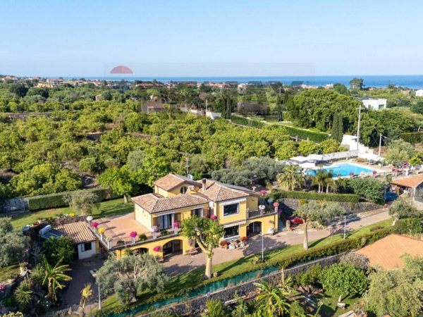 casa indipendente in vendita ad Acireale in zona Santa Tecla