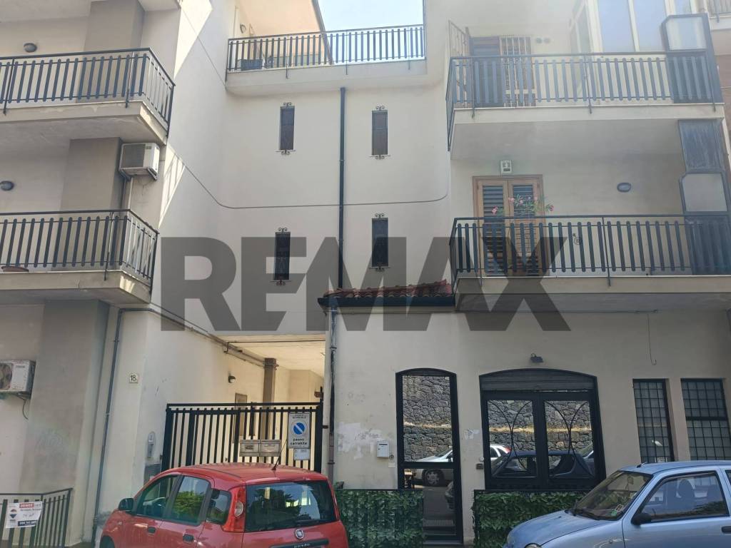negozio in vendita ad Acireale