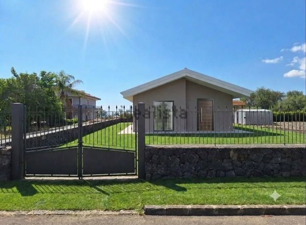 casa indipendente in vendita ad Acireale in zona Pennisi