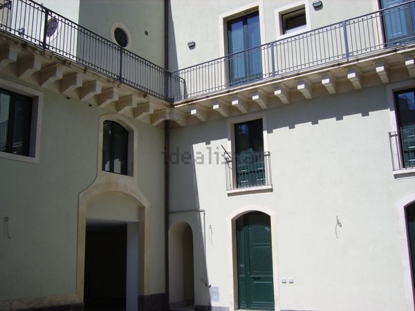 intera palazzina in vendita ad Acireale in zona Centro Storico