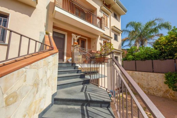 casa indipendente in vendita ad Acireale