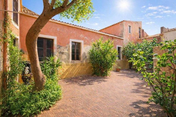 casa indipendente in vendita ad Acireale in zona Centro Storico