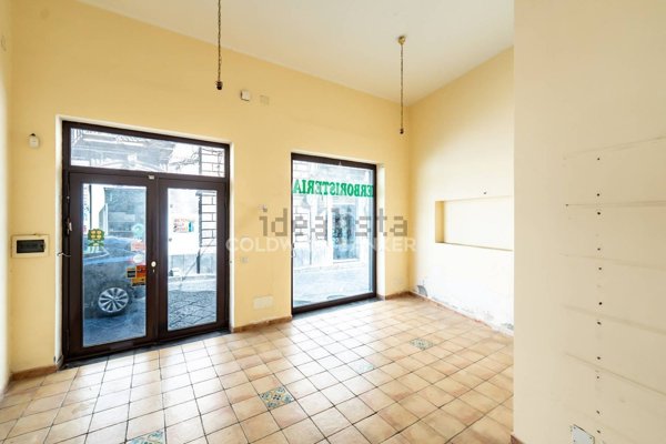 locale commerciale in vendita ad Acireale