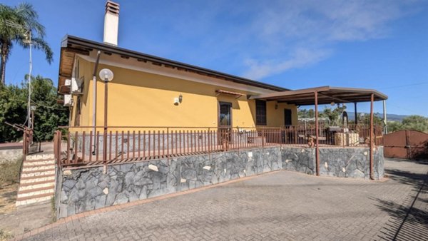 casa indipendente in vendita ad Acireale in zona Pennisi