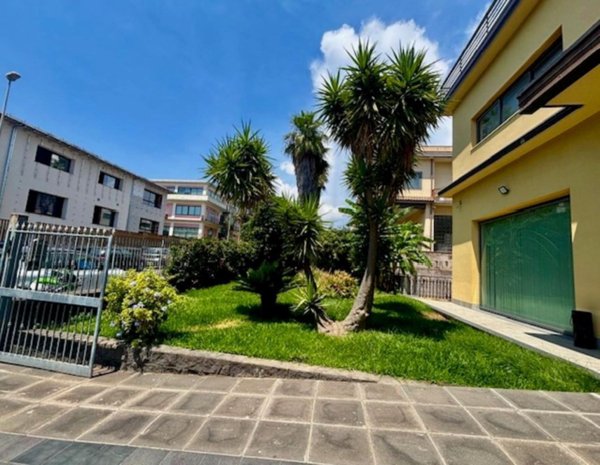 locale commerciale in vendita ad Acireale
