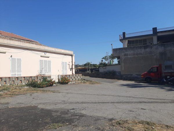locale commerciale in vendita ad Acireale in zona San Cosmo