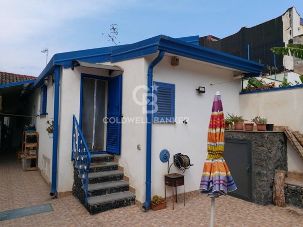 casa indipendente in vendita ad Acireale in zona Pozzillo
