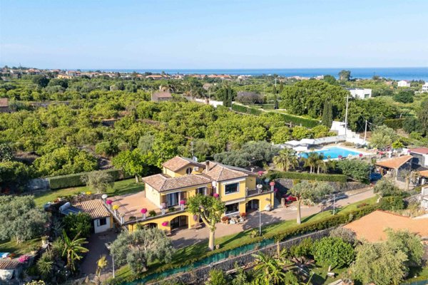 casa indipendente in vendita ad Acireale in zona Santa Tecla