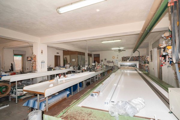 locale commerciale in vendita ad Acireale in zona Guardia