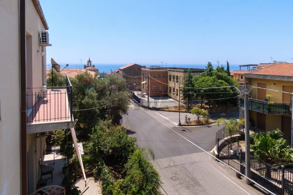 appartamento in vendita ad Acireale in zona Stazzo