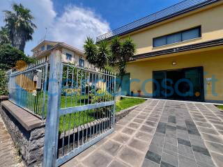 locale di sgombero in vendita ad Acireale