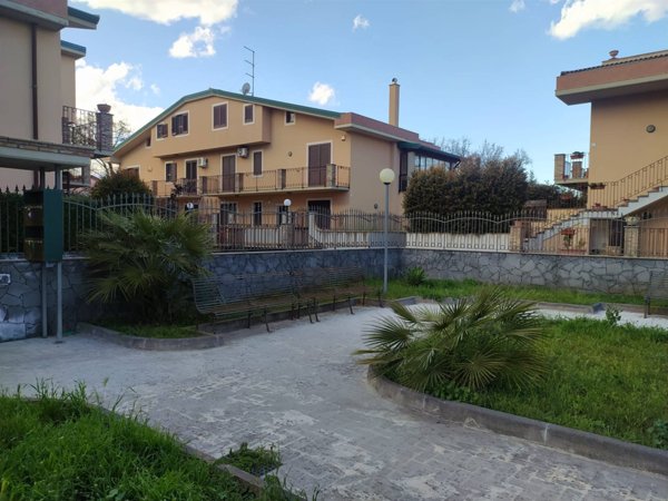 casa indipendente in vendita ad Aci Sant'Antonio