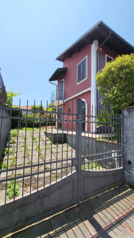 casa indipendente in vendita ad Aci Sant'Antonio in zona Lavinaio