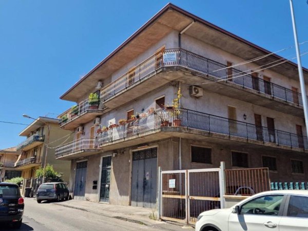 appartamento in vendita ad Aci Sant'Antonio in zona Lavina
