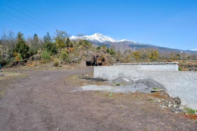negozio in vendita ad Aci Sant'Antonio in zona Lavinaio