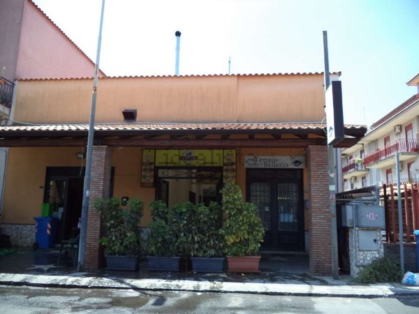 negozio in vendita ad Aci Sant'Antonio