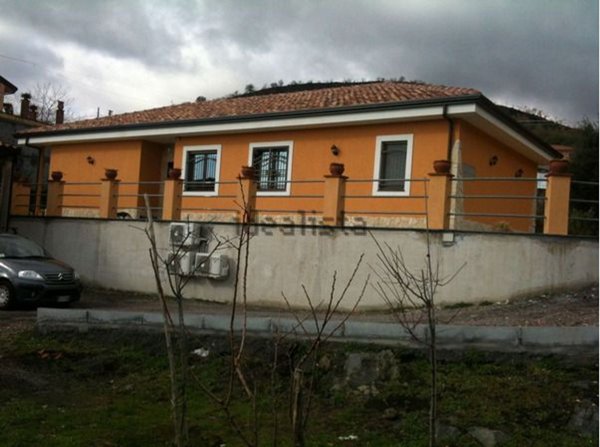casa indipendente in vendita ad Aci Sant'Antonio