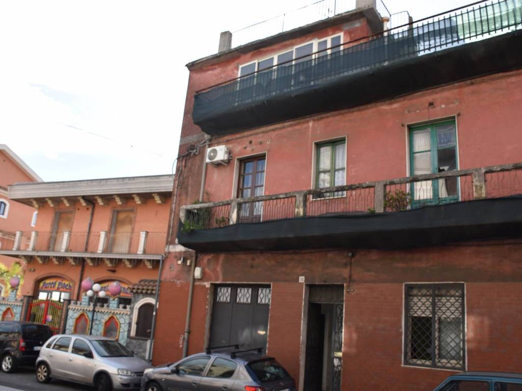 appartamento in vendita ad Aci Sant'Antonio in zona Lavina