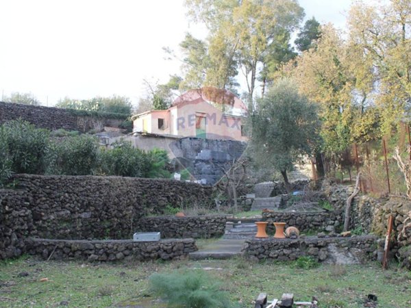 casa indipendente in vendita ad Aci Sant'Antonio