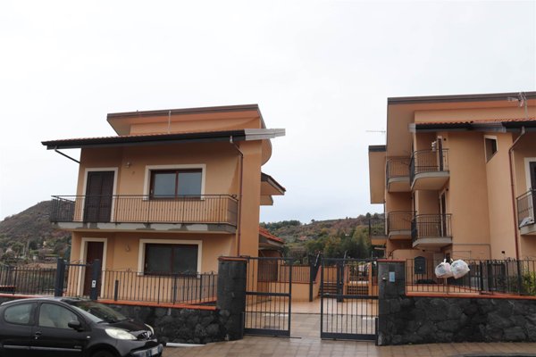 casa indipendente in vendita ad Aci Sant'Antonio