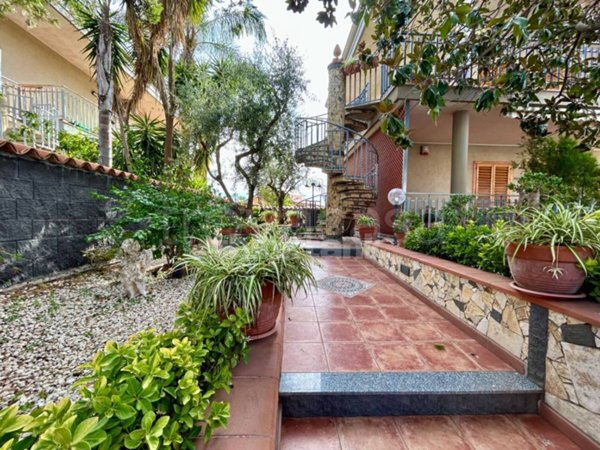 casa indipendente in vendita ad Aci Sant'Antonio