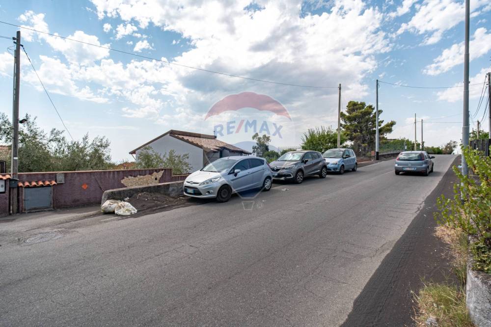 casa indipendente in vendita ad Aci Sant'Antonio in zona Lavinaio