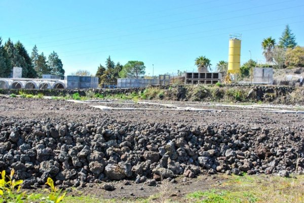 terreno agricolo in vendita ad Aci Sant'Antonio in zona Lavinaio