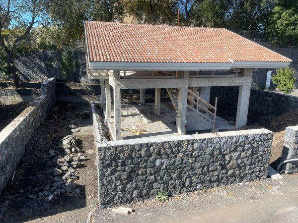 casa indipendente in vendita ad Aci Sant'Antonio
