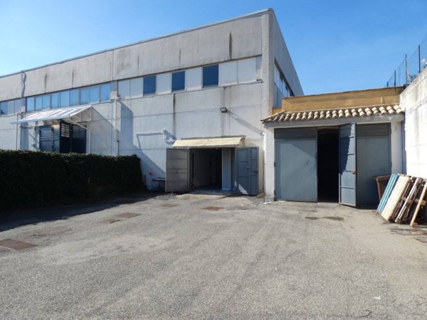 locale di sgombero in vendita ad Aci Sant'Antonio