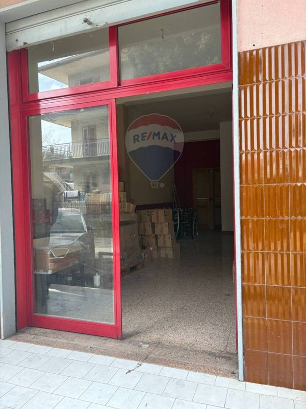 locale commerciale in vendita ad Aci Sant'Antonio