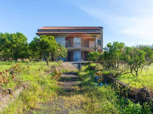 casa indipendente in vendita ad Aci Sant'Antonio in zona Lavinaio