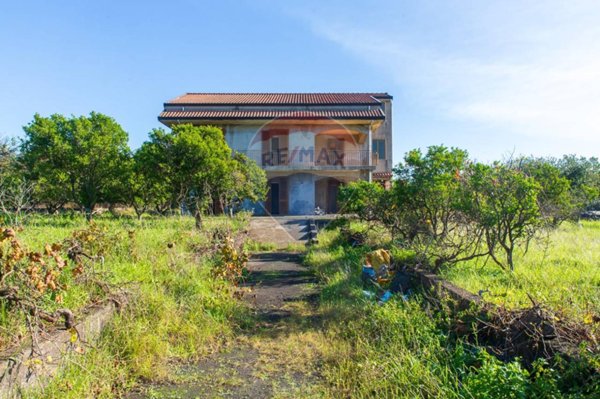 casa indipendente in vendita ad Aci Sant'Antonio in zona Lavinaio