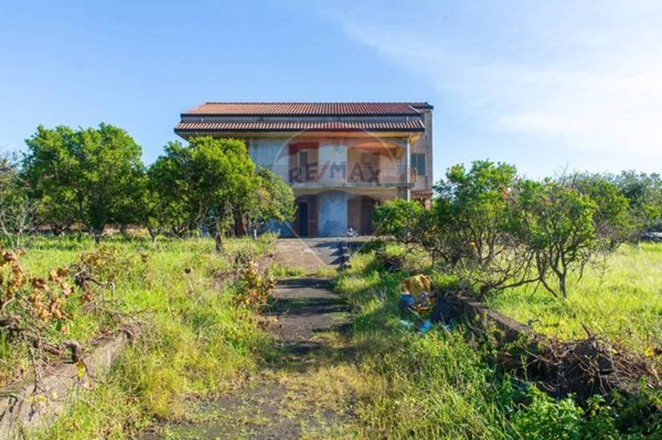 casa indipendente in vendita ad Aci Sant'Antonio in zona Lavinaio