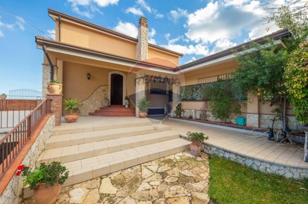 casa indipendente in vendita ad Aci Sant'Antonio