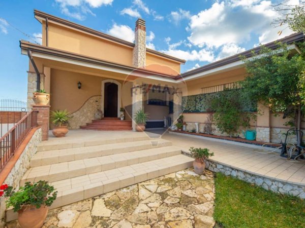 casa indipendente in vendita ad Aci Sant'Antonio