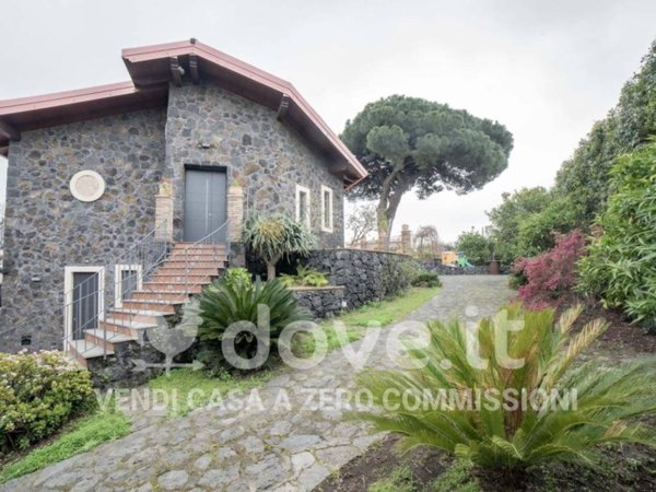 casa indipendente in vendita ad Aci Sant'Antonio