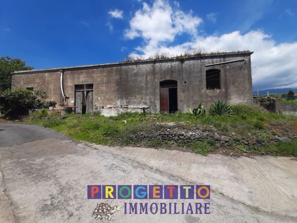 pentavano in vendita ad Aci Sant'Antonio in zona Lavinaio