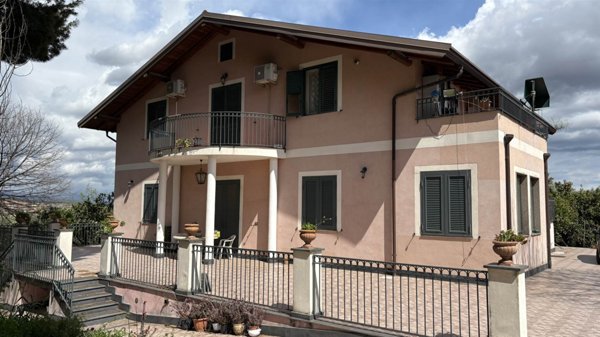 casa indipendente in vendita ad Aci Sant'Antonio